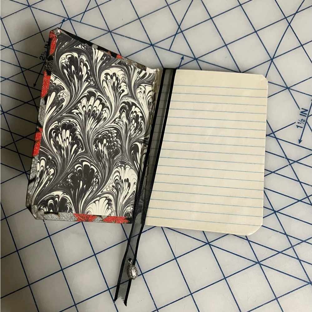 Leaf Pattern Small Notebook with Hand Design - Picture 3 of 3